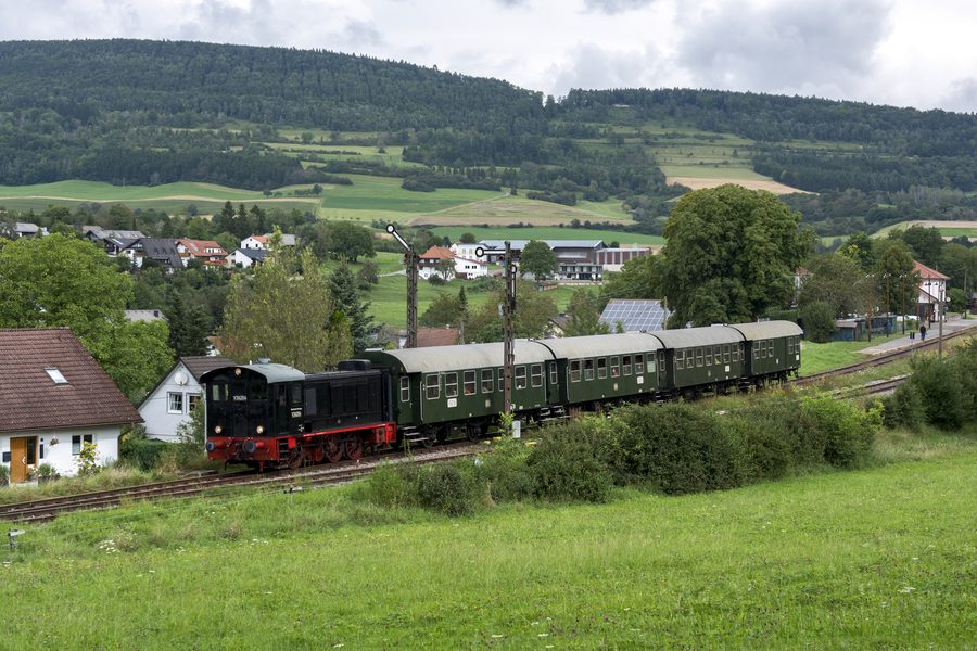 Locomotiva storica V 36 204 della Sauschwänzlebahn con carrozze passeggeri nella valle della Wutach