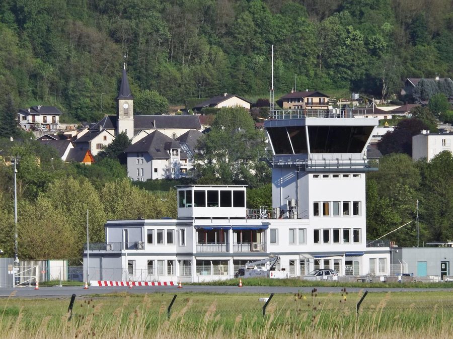 Vista della torre di controllo dell'aeroporto Chambéry-Savoie e della chiesa di Voglans