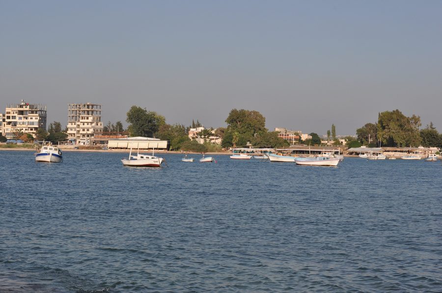 Barche da pesca davanti alla costa presso Latakia