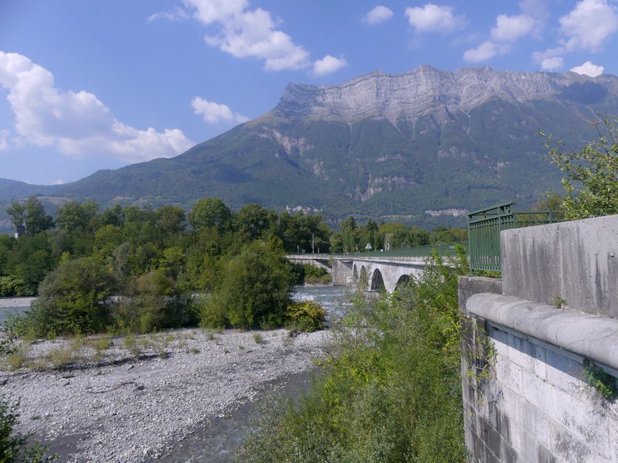 Ponte Royal sull'Isère nella valle della Combe de Savoie, visto dalla scalinata sud