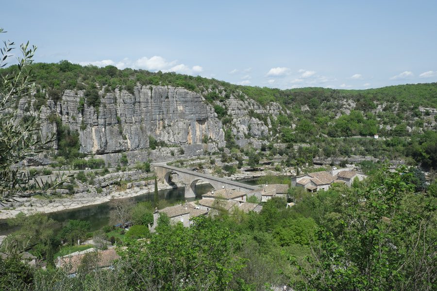 Paesaggio sull’Ardèche presso Balazuc nel dipartimento dell’Ardèche