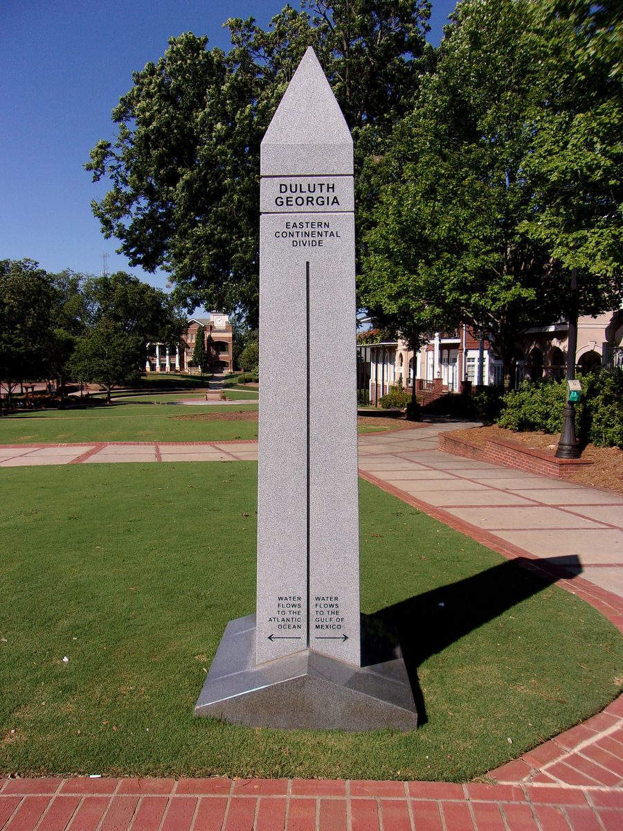 Monumento sul Duluth Town Green a Duluth, Georgia