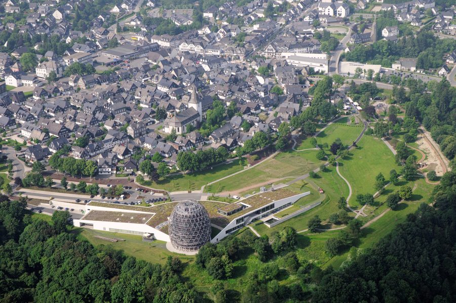 Veduta aerea del centro di Winterberg con la chiesa di San Giacomo e l'Oversum