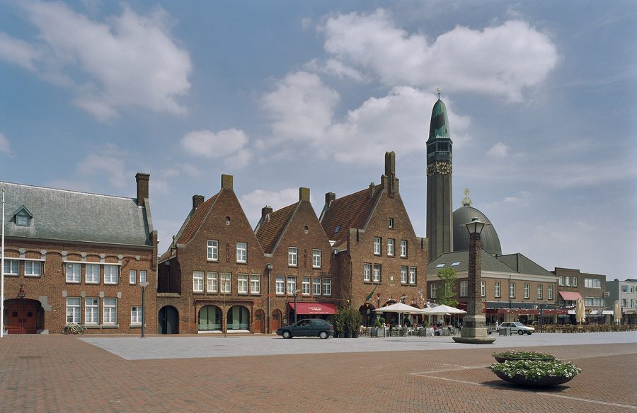 Complesso storico del municipio in Raadhuisplein a Waalwijk con la Sint Jan de Doperkerk sullo sfondo