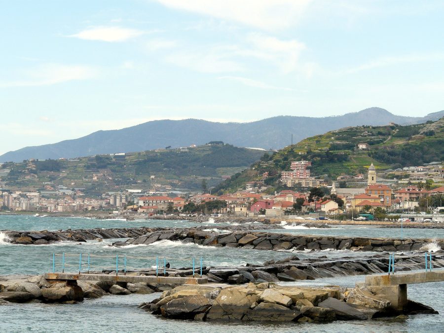 Riva Ligure, Liguria, Italia – panorama della città costiera