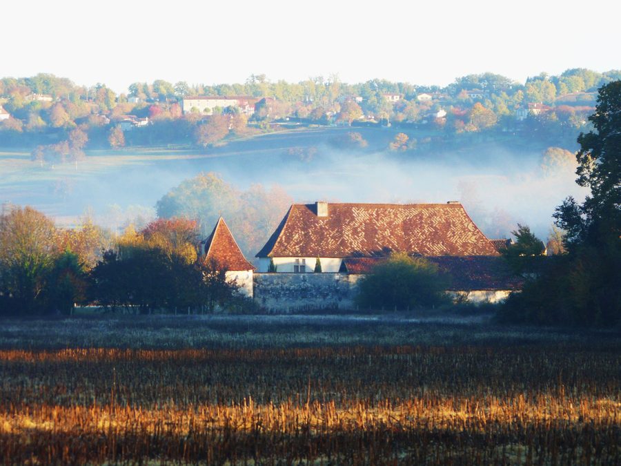 Lato sud del castello di Beauséjour a Tocane-Saint-Apre, con le alture di Montagrier sullo sfondo