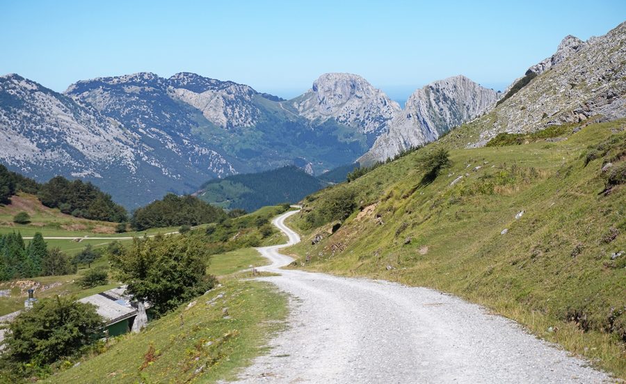 Strada attraverso il Parco naturale di Urkiola con paesaggio montano sullo sfondo