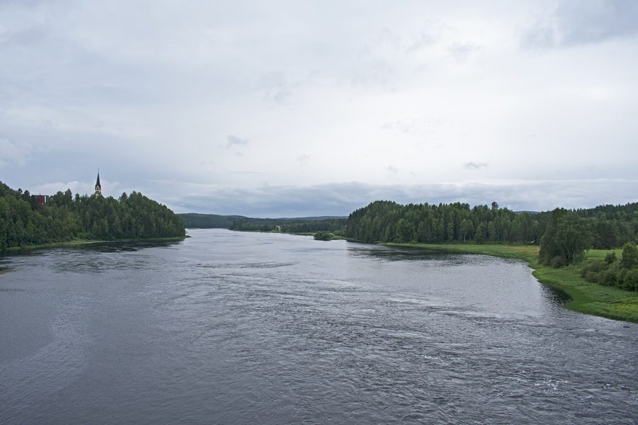 Il fiume Vindelälven a Vindeln, visto da un ponte a valle, circondato dal paesaggio forestale