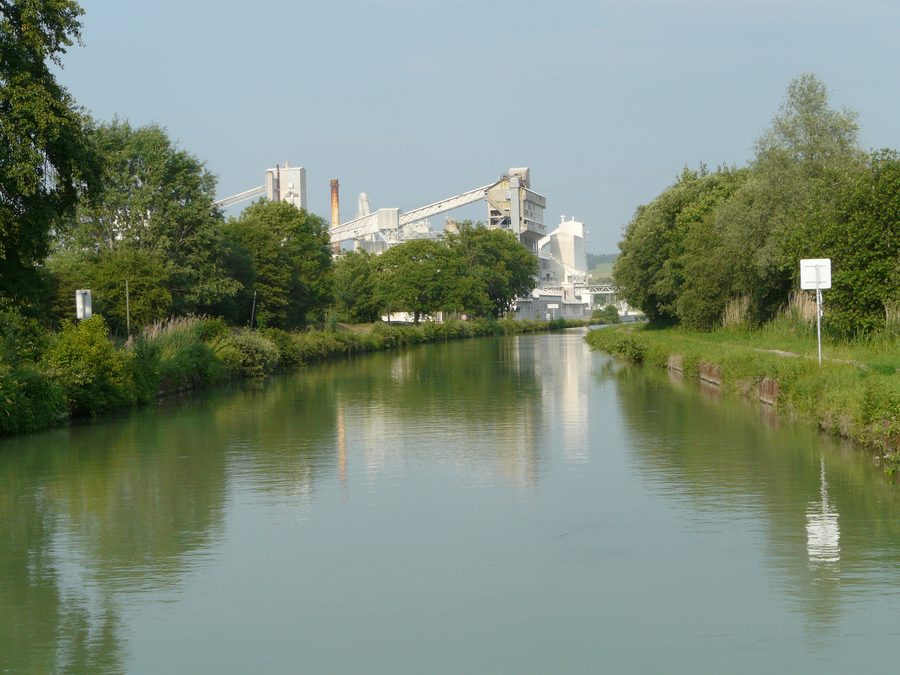 Canal de la Meuse vicino a Sorcy-Saint-Martin con chiusa e forni da calce sullo sfondo