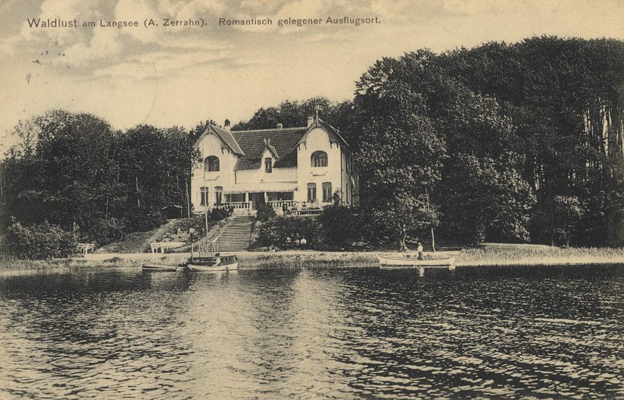 Piacere della foresta al Langsee nello Schleswig-Holstein