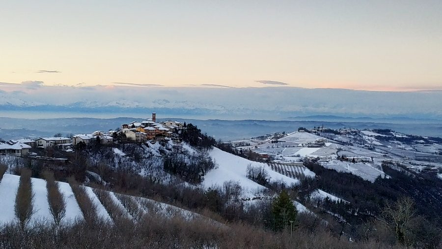 Vista di Montelupo Albese in Piemonte