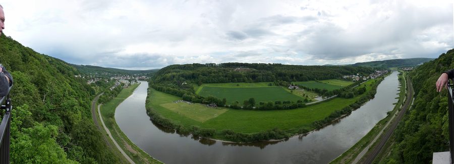 Vista panoramica dal Weser-Skywalk presso Würgassen sul Wesertal con Beverungen e Herstelle