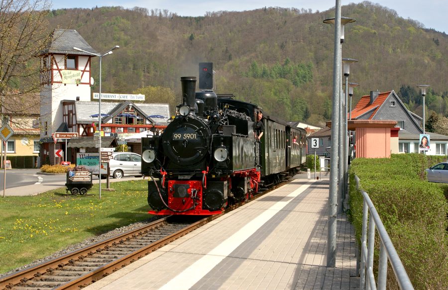 Treno speciale della Harzquerbahn con locomotiva a vapore alla fermata Ilfeld Schreiberwiese