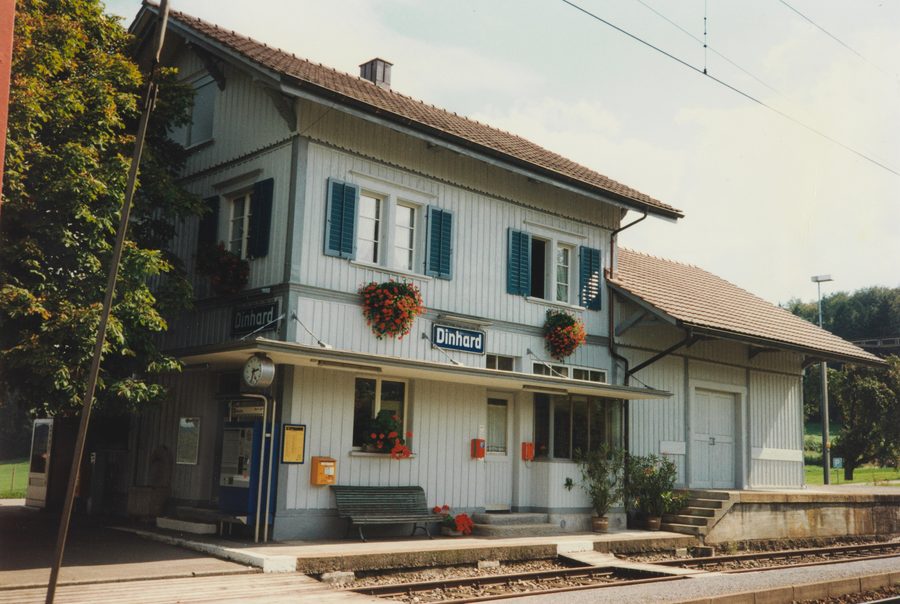 Stazione di Dinhard con edificio della stazione e magazzino merci dal lato dei binari