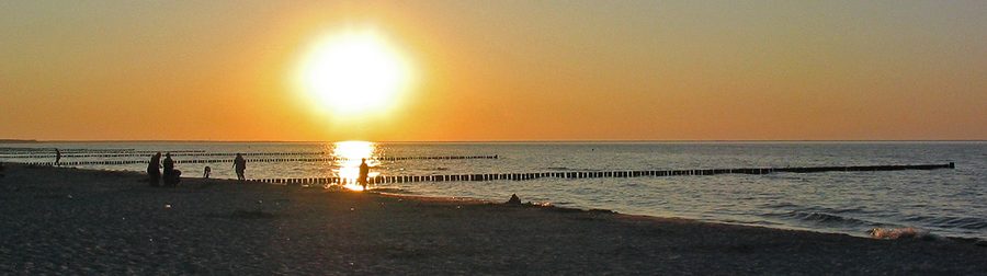 Spiaggia del Mar Baltico presso Zingst con scogliere frangiflutti in acqua