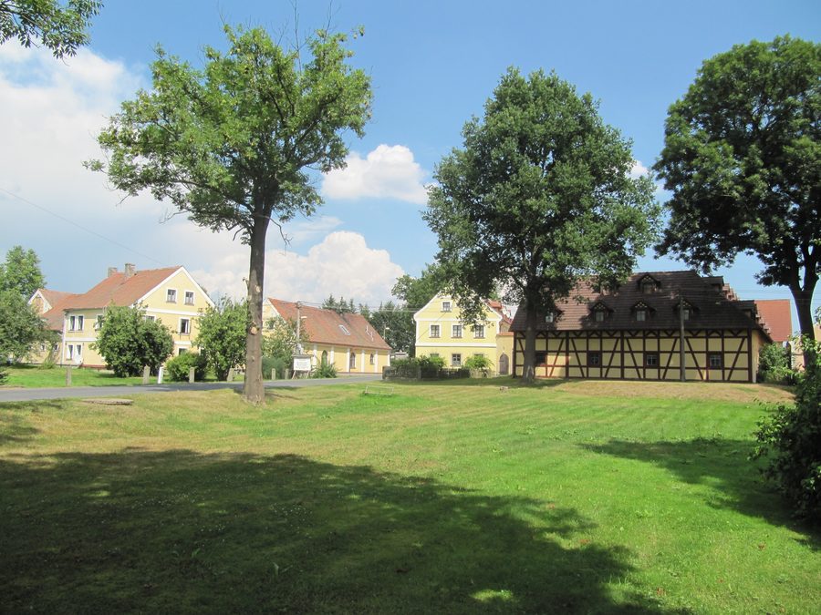 La piazza del villaggio di Nový Drahov, una frazione del comune di Třebeň nel distretto di Cheb