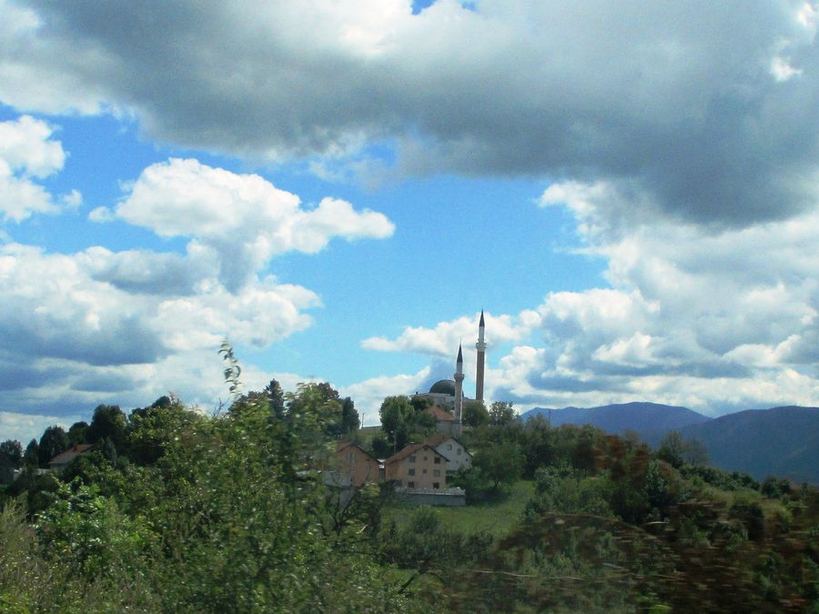 Panorama del villaggio di Izačić nel comune di Bihać con due moschee