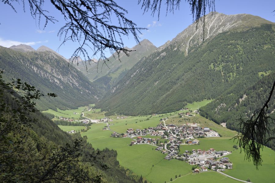 Valles presso Mühlbach nella Val di Valles con le Alpi di Fundres