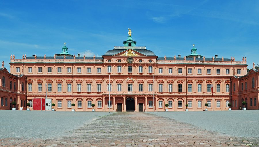 Esterno del Residenzschloss Rastatt nel centro storico barocco.