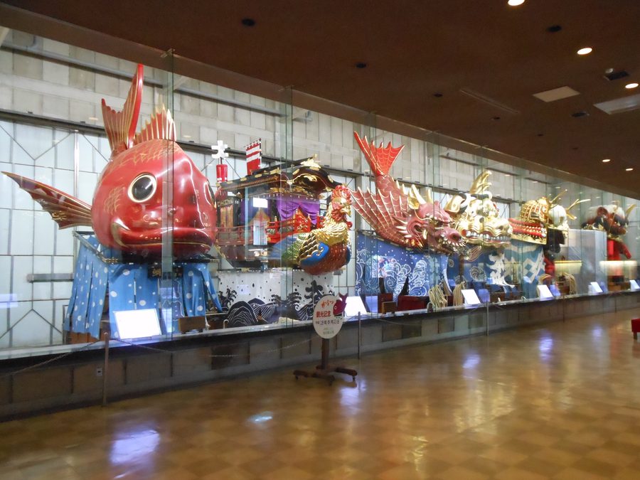 Carri Hikiyama del Karatsu-Kunchi esposti nella sala espositiva di Karatsu
