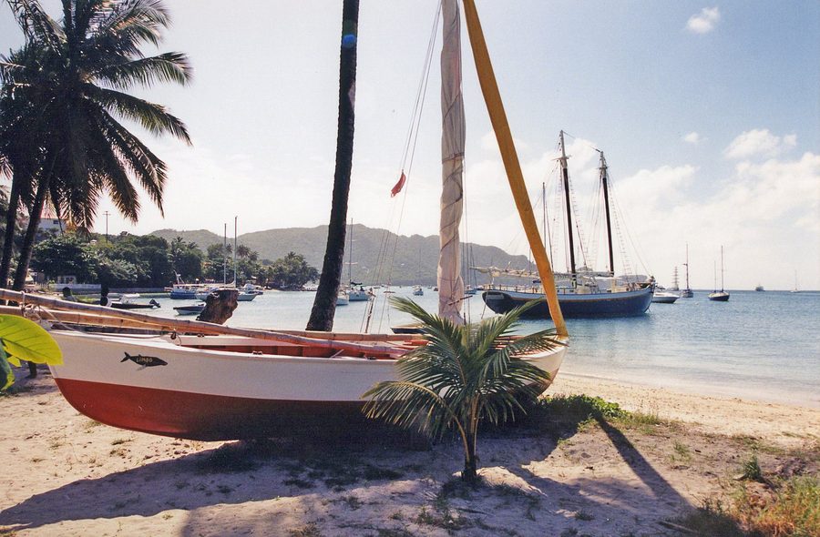 Admiralty Bay a Port Elizabeth su Bequia con barche e pendii verdi