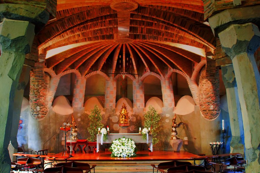 Interno della Cripta della Colònia Güell a Santa Coloma de Cervelló, con l’altare centrale progettato da Josep Maria Jujol