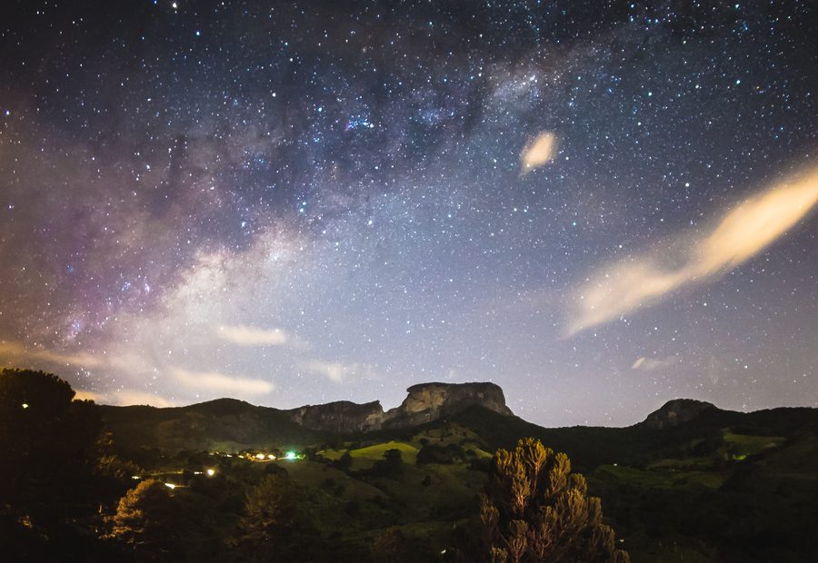 Complesso di Pedra do Baú con Bauzinho, Pedra do Baú e Ana Chata sotto la Via Lattea