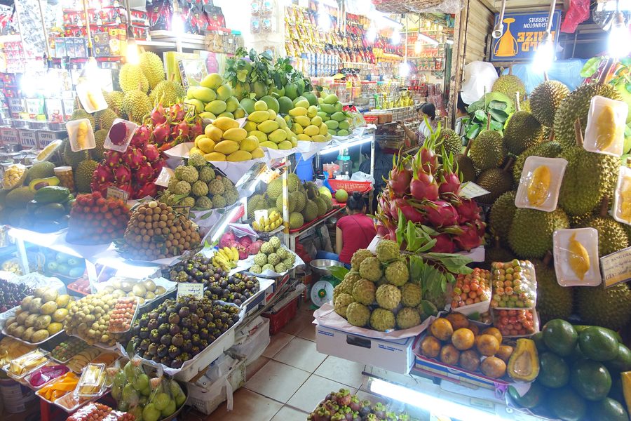 Verdure fresche e altri prodotti in una bancarella al Bến Thành Market di Ho Chi Minh City