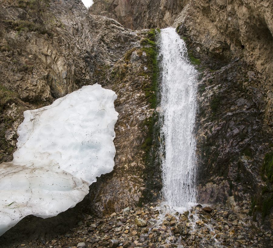 Cascata nella gola di Ysyk-Ata nella regione di Čüi, Kirghizistan