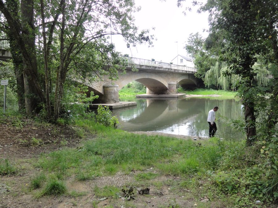 Ponte sul Clain a Naintré nel dipartimento della Vienne, Francia
