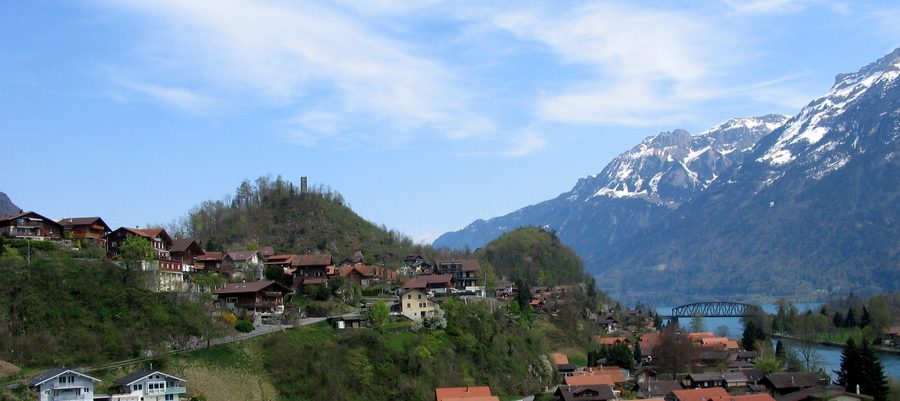 Vista sul villaggio di Goldswil e sul paesaggio alpino del Bödeli presso Interlaken