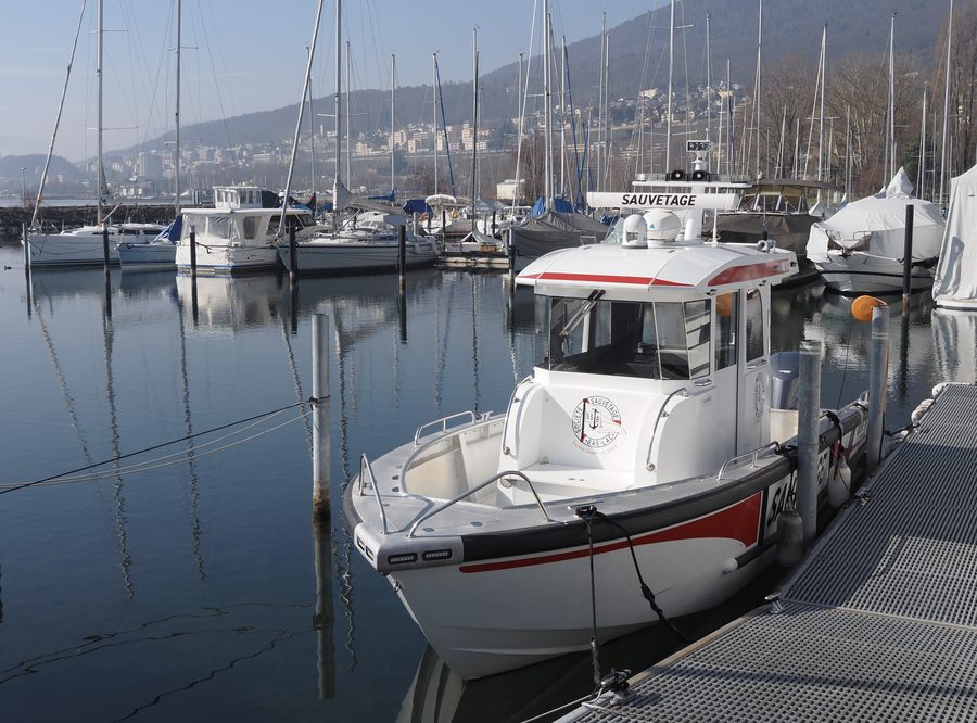 Porto di Saint-Blaise sul lago di Neuchâtel con un’imbarcazione di soccorso