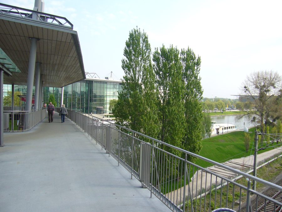 Ponte sul Canale Mittelland verso l’Autostadt di Wolfsburg