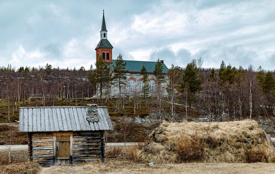 La chiesa di Utsjoki e il villaggio parrocchiale nella Lapponia finlandese.