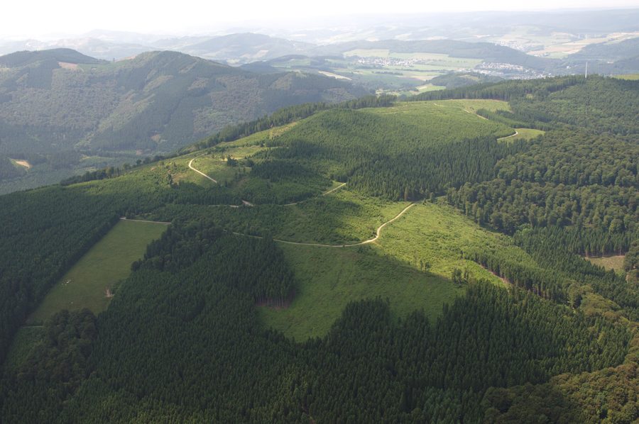 Vista sulle montagne Heidkopf e Olsberg nel Sauerland