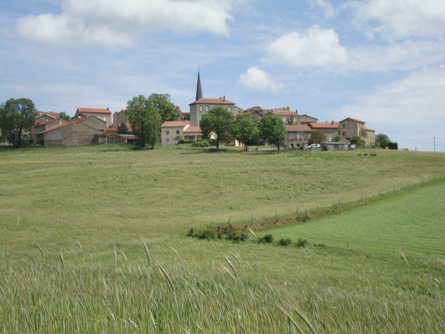 Paesaggio presso Saint-Victor-Malescours con vista sul villaggio