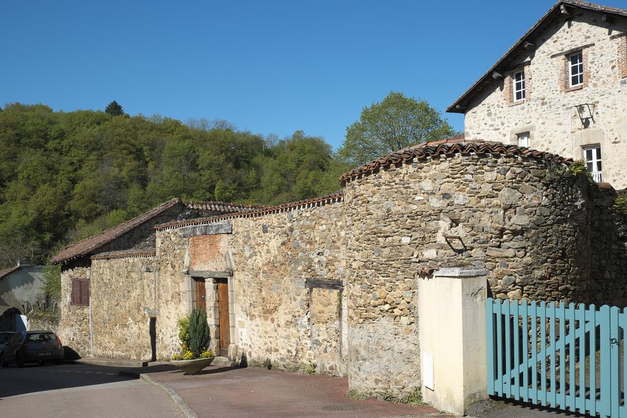 Muro dell'ex abbazia di Solignac nel dipartimento dell'Alta Vienne