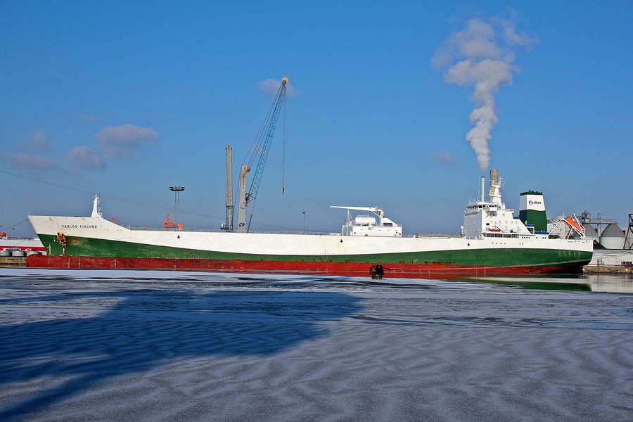 Nave cargo Carlos Fischer nel porto di Emden
