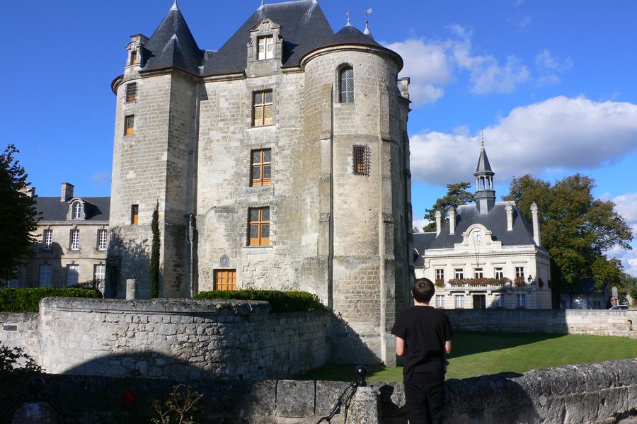 Donjon di Vic-sur-Aisne e municipio, visti dalla piazza