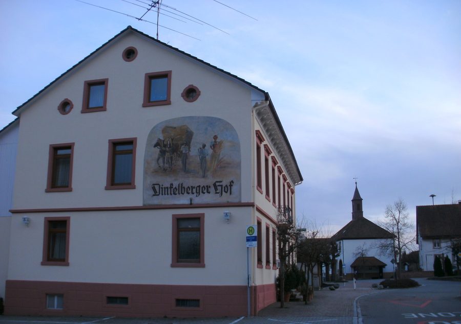 Centro del paese di Adelhausen con l’ex locanda Dinkelberger Hof e un affresco di facciata