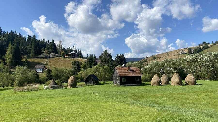Villaggio di Poiana Horea con covoni, chiesa e cimitero nei Monti Apuseni