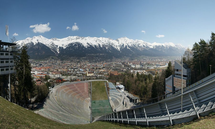 Vista panoramica di Innsbruck con la Nordkette e le Alpi tirolesi sullo sfondo della città.