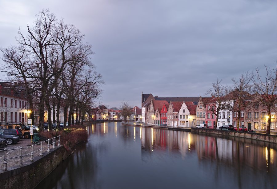 Corso d'acqua storico a Bruges con case e ponte