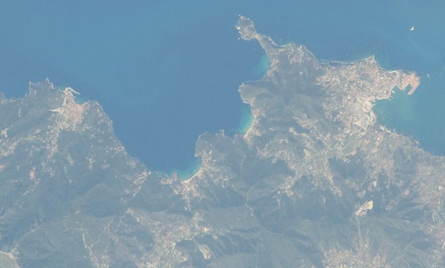 Veduta aerea di Scaglieri e della baia di Biodola all’Elba