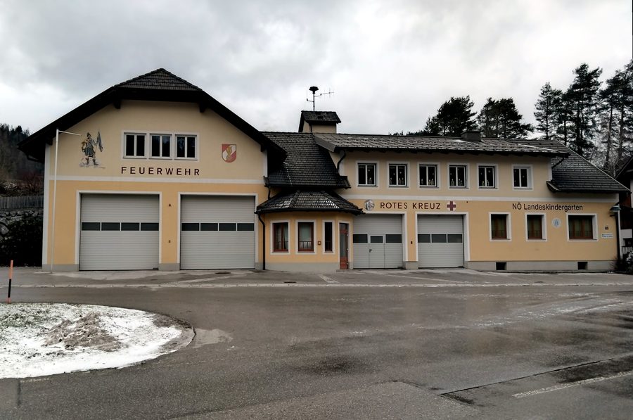 Casa dei vigili del fuoco, Croce Rossa e asilo nido a Rohr im Gebirge, Bassa Austria