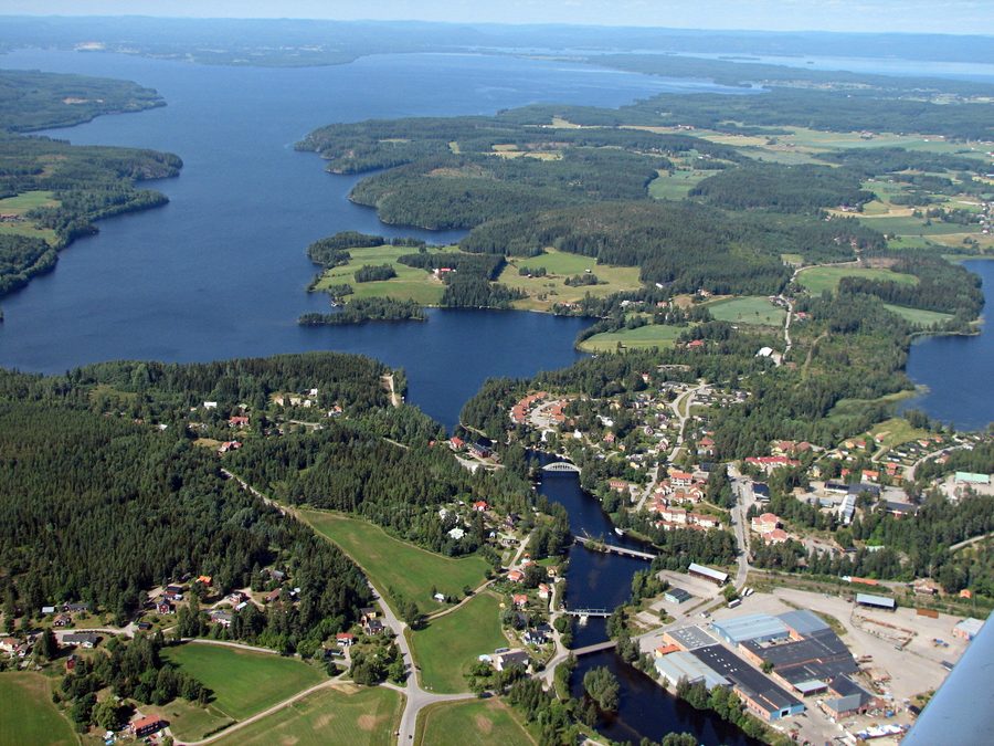Veduta aerea di Näsviken in Hälsingland con case e il lago Sördellen sullo sfondo