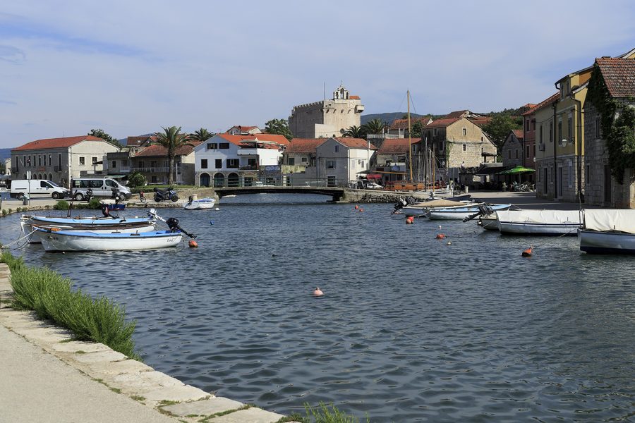Primo ponte a Vrboska con la chiesa-fortezza di Santa Maria sullo sfondo