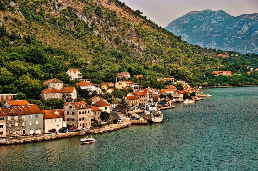Lungomare e paesaggio costiero presso Dobrota in Montenegro