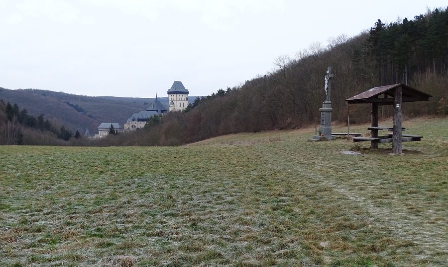 Vista del castello di Karlštejn dalla sella tra le colline Plešivec e Haknová