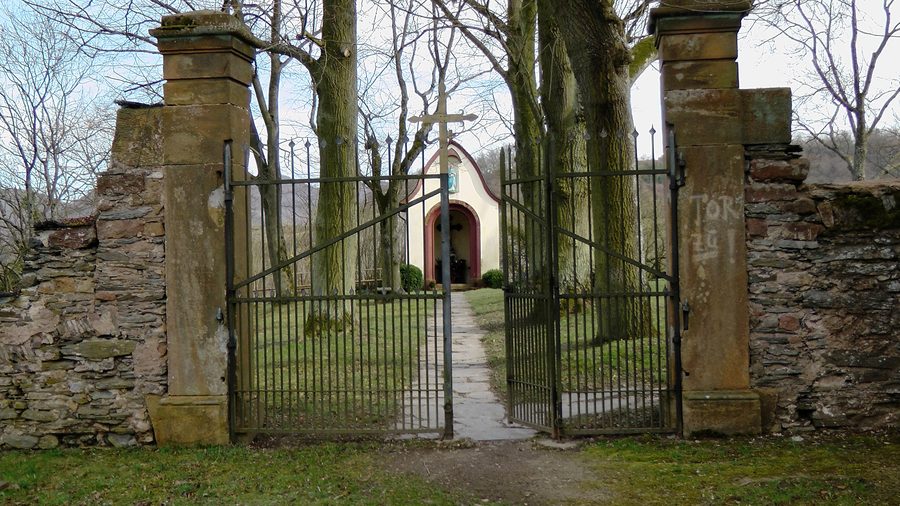Cappella e monumenti naturali sul Lambrechtskirchhof ad Ayl sulla Saar